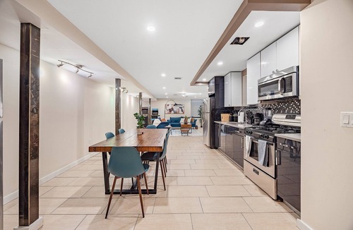 Crown Heights Apartment | Crown Heights 6BD Haven w/Arcade Games for 16