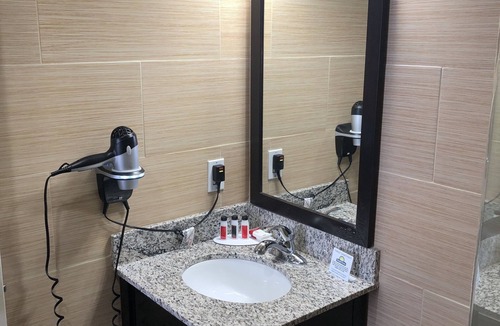Borough Park Hotel | Days Inn by Wyndham Brooklyn Borough Park