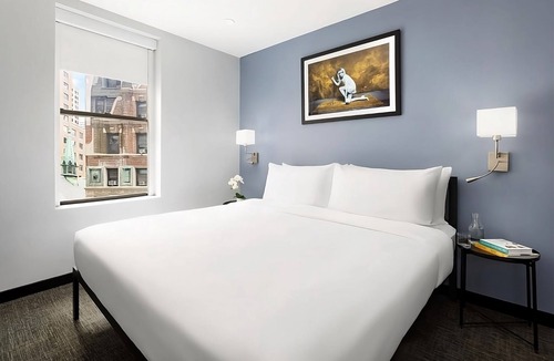 Central New York City House | Deluxe King Room l Lively Location l Close to Metropolitan Museum of Art