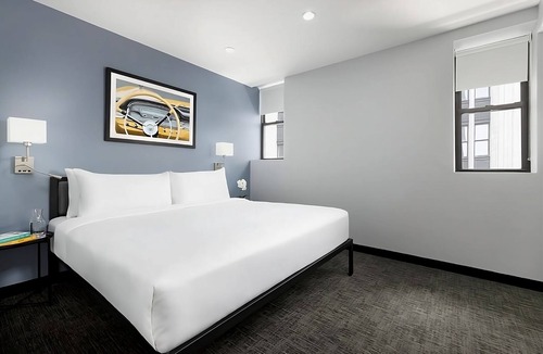 Central New York City House | Deluxe King Room l Lively Location l Close to Metropolitan Museum of Art