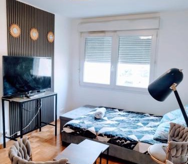 La Courneuve Apartment | Des studios idéaux pour les professionnels tramway devant l'immeuble