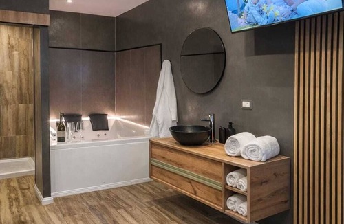 Trento Bed & Breakfast | Double King Suite with Jacuzzi