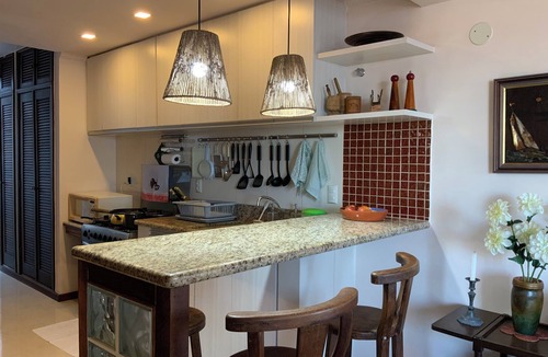 Pero Apartment | Duplex Pé na Areia e Vista pro Mar de Todos os Cômodos. Belíssima Praia do Peró