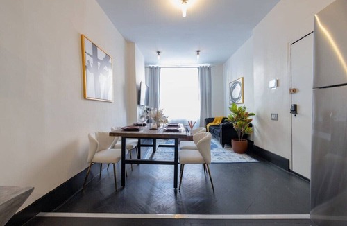 Ukrainian Village Apartment | E10-1 Designer East Village Townhouse 1BR