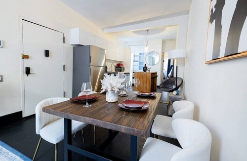 Ukrainian Village Apartment | E10-1 Designer East Village Townhouse 1BR
