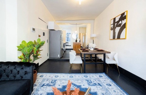 Ukrainian Village Apartment | E10-1 Designer East Village Townhouse 1BR