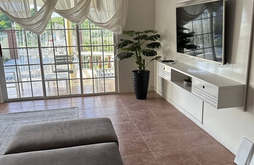 Albion House | "Eagles Nest Villa" ALL AC/TV/Fans, Luxury, Modern Home