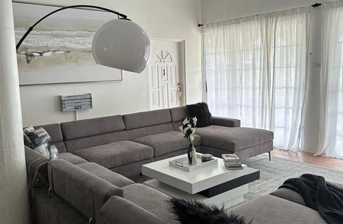 Albion House | "Eagles Nest Villa" ALL AC/TV/Fans, Luxury, Modern Home