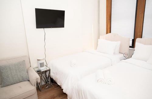 Ukrainian Village Apartment | East2 Village Center Apartment w Full Amenities Great New York Location