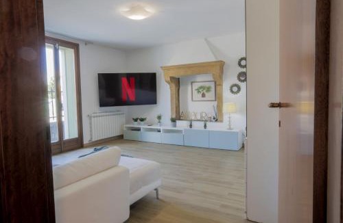 Borgo Trento Apartment | Elegant Apartment: [Free Netflix, Wi-Fi & Parking]