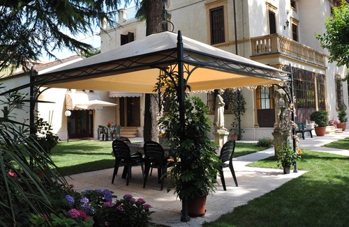 Borgo Trento Apartment | Elegant apartment in Art Nouveau villa near the center with private parking