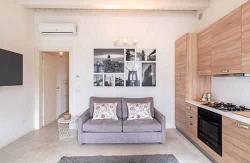 Padova Apartment | Elegant apartment located on the ground floor of a building.Able to accommodate up to 4 people, with a small 10 sqm garden in front of the house, a double bedroom, a living room with kitchenette and bathroom.The apartment has an assigned private uncovere
