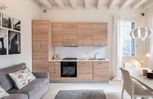 Padova Apartment | Elegant apartment located on the ground floor of a building.Able to accommodate up to 4 people, with a small 10 sqm garden in front of the house, a double bedroom, a living room with kitchenette and bathroom.The apartment has an assigned private uncovere