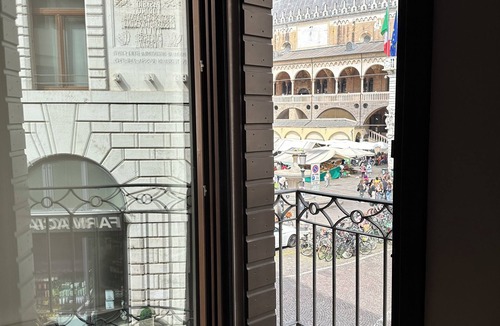 Historic Centre Apartment | Elegant apartment overlooking Piazza delle Erbe & Palazzo della Ragione