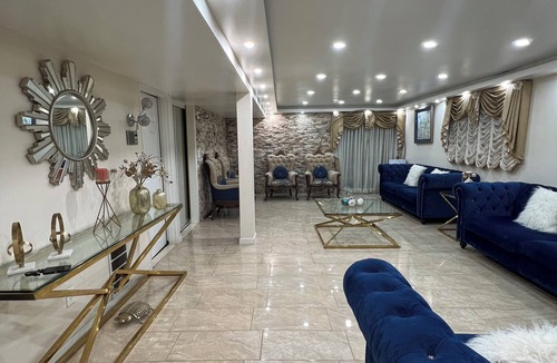 Queens House | Elegant Escape: Cozy, Spacious, by JFK