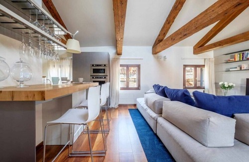 San Polo Apartment | Elegant Loft Apartment with Elevator in Historic Palazzo Near San Marco