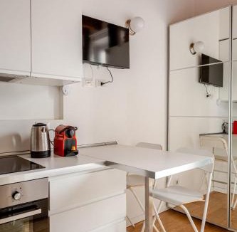 NoLo Apartment | Elegant Oasis 10 min Central Station with Balcony e WIFI near M1 Rovereto