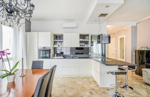 Treviso Apartment | Elegant & Spacious - 30 min from Venice - King beds!