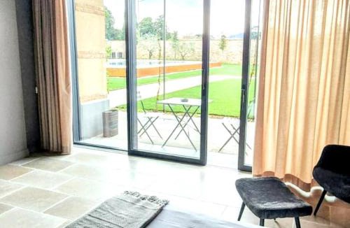 Adro Apartment | Elegant suite with shared pool