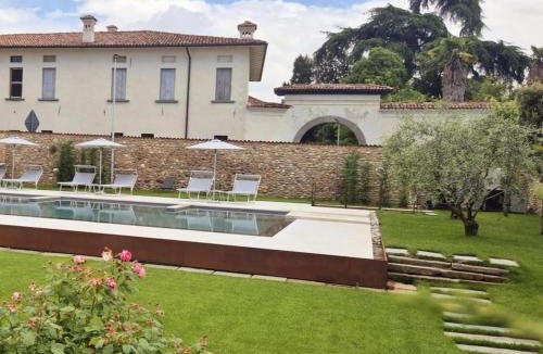 Adro Apartment | Elegant suite with shared pool