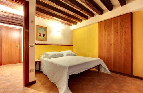 Castello Apartment | Elegante con una camera da letto vicinissimo a Via Garibaldi