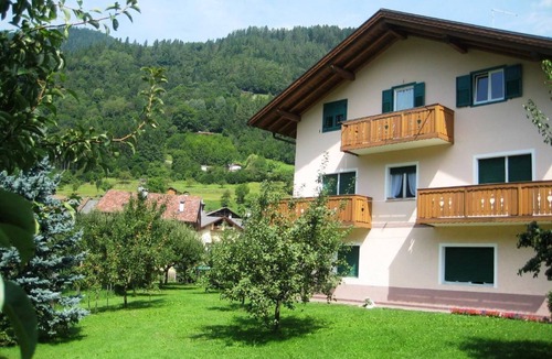 Mezzano Apartment | Elegantes und geräumiges Dachgeschosszimmer in den Dolomiten by Interhome