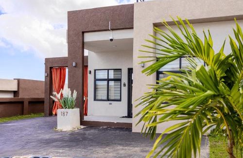 Runaway Bay House | Emerald SunDara Villa Ochi