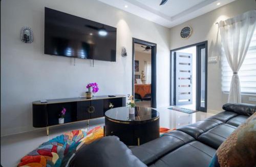 Runaway Bay House | Emerald SunDara Villa Ochi