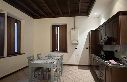 Old Town Apartment | Energetic apartment Walking distance to downtown Mantua and convenient to services