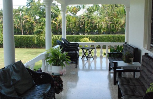 Runaway Bay Villa | Eslyn Villa Runaway Bay - A Home Away From Home.