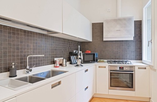 Historic Centre Apartment | Exclusive apartment perfect for 4 guests located in the very center of Padua, in the luxury shopping street, immersed in the magic of the "squares", a stone's throw from the Scrovegni Chapel, the Bo, the Palazzo della Ragione, the Duomo and 15 minutes wa