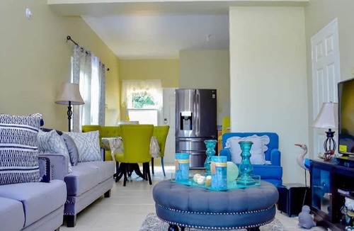 Runaway Bay House | EXOTIC BAYOU "A home away from home experience"