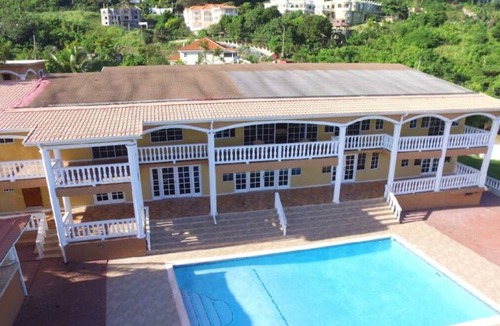 Runaway Bay House | Exquisitely tasteful Jem between the hills and the sea.