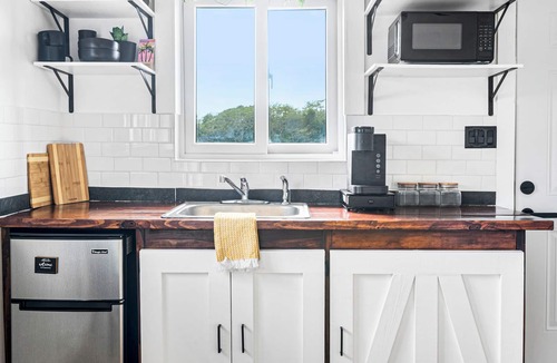 George Town Apartment | Exuma Studio w/King Bed Ideal for Couples or Solo Travel Near George Town