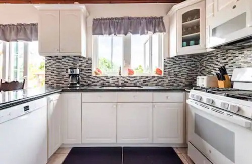 Nassau House | Fabulous Seaside Retreat, Sleeps 21, Walk to the Beach! 10% Weekly Discount!