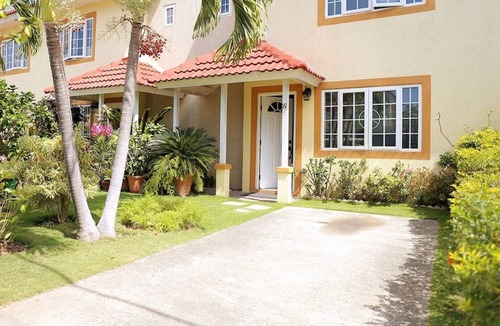 Beverly Hills Condo | Family Friendly Townhouse with Mountain View