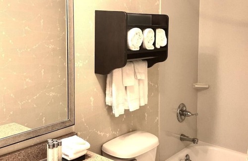 Koreatown House | Feel the Energy of the City Right Outside Your Door! 3 Pet-friendly Units