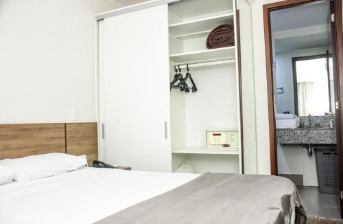 Camorim Apartment | FLAT VPM - Cozinha, Varanda, Ar Cond, Estacionamento, Cama Queen, Vista Incrível, 400mb Wi-fi, TV Smart, Serviços de Streaming, Ducha Forte, Próximo a Barra da Tijuca e Recreio, 10min de carro da Praia