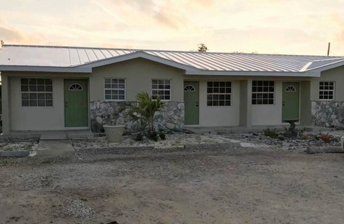 Bahamas Terrace Apartment | Full Apartment Near Beach, Bars, Restaurant