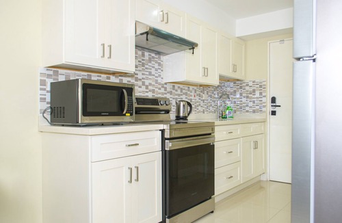 Portmore Apartment | Gated 1-bedroom Condo in Portmore with AC, WiFi, Pool, Kitchen, TV, Beach View