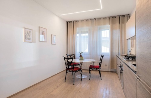 Borgo Roma Apartment | Giulietta Suite with Private Bathroom, Balcony, Wi-Fi, and Air Conditioning