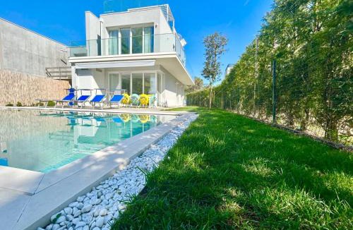 Isola Albarella Villa | Golden hour retreat lagoon view villa with pool