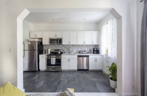 Flatbush House | Gorgeous 4 BR apt w. King bed 30 min to Manhattan