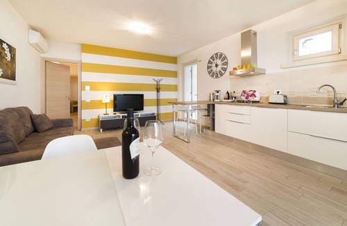 Albisano Apartment | GREAT LAKE VIEW - PRIVATE GARDEN - JACUZZI
