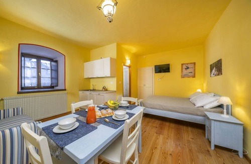 Tarvisio Apartment | GuestHost - A charming and welcoming studio apartment of approximately 25 square meters, perfect for three people, located on the ground floor of a historic building built in 1864 and renovated in 2025 while maintaining its historic atmosphere (NO elevat
