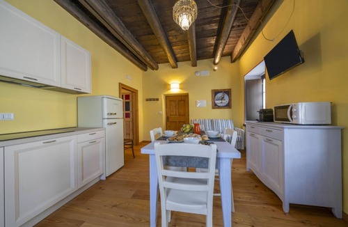 Tarvisio Apartment | GuestHost - A welcoming apartment of approximately 50 square meters, perfect for five people, located on the first floor of a historic building built in 1864 and renovated in 2025 while maintaining its historic atmosphere (NO elevator).The property is lo
