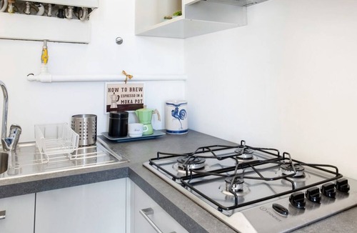 Historic Centre Apartment | GuestHost - Comfortable studio perfect for 2 people is located just a few meters from Prato Della Valle and the Basilica of Sant’Antonio. Through the pedestrian street you can reach all the wonders of the city center. The area is full of shops, bars an