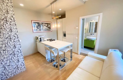 Calvairate Apartment | GuestHost - Cosy and modern studio of about 40 square meters, ideal for two people, located on the 5th floor of a building with a lift (not suitable for disabled people). The property is located in the heart of Viale Umbria, between Porta Romana and Calv
