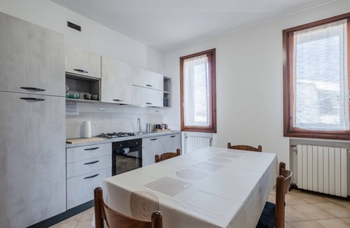 Peraga Apartment | GuestHost - Roomy apartment of 95 sqm located on the first floor of a building without a lift (20 steps to access), can accommodate up to 5 people.The accommodation is located in Vigonza, just 10 minutes by car from the city center of Padua and from the