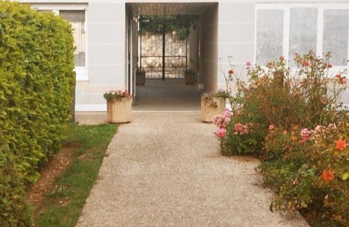 Chevilly-Larue Apartment | Haven of Peace